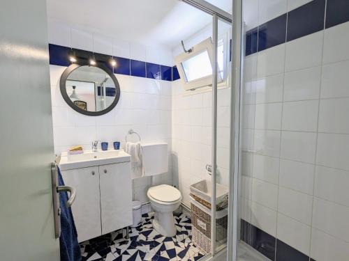un bagno con un water, un lavandino e uno specchio di Havre de paix en Berry avec jardin et cheminée - FR-1-591-616 a Brives