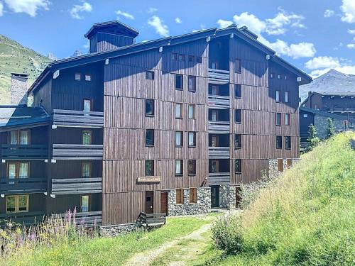 Appartement rénové, ski aux pieds avec balcon et cheminée
