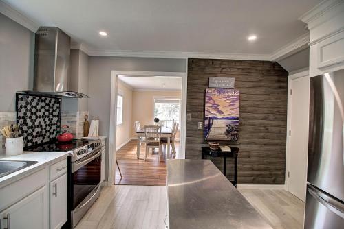 Dapur atau dapur kecil di Woods Bay Chalet