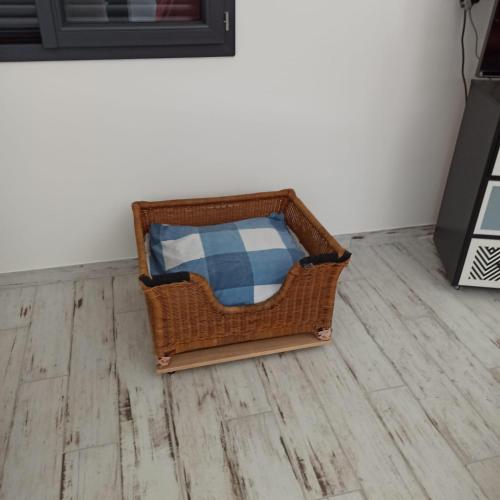 une corbeille en osier assise au sol dans une pièce dans l'établissement Meublé Tourisme 3 Etoiles Labell 'Accueil Vélo', à Hérépian