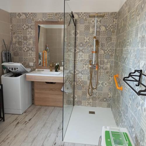 une salle de bain avec douche et lavabo dans l'établissement Meublé Tourisme 3 Etoiles Labell 'Accueil Vélo', à Hérépian
