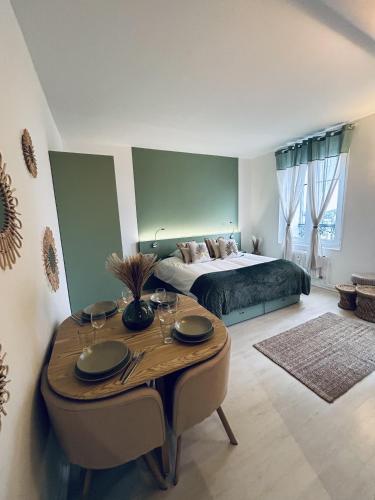 - une chambre avec un lit et une table avec des verres dans l'établissement ins'temps 67, à Strasbourg