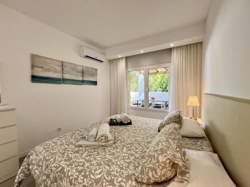 une chambre avec un lit avec des chaussures dessus dans l'établissement Vilamoura Club Villa 1 With Pool by Homing, à Vilamoura