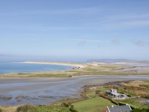 an aerial view of a house and the ocean at Nelly's Chalet in Gortahork