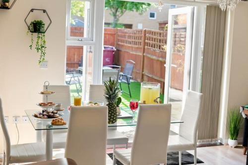 Ruang duduk di Heart of Reading Centre with parking & garden