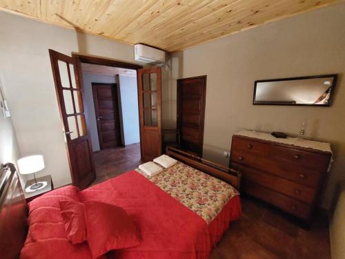 Ένα ή περισσότερα κρεβάτια σε δωμάτιο στο Moj Dom, casa en el centro de Oberá