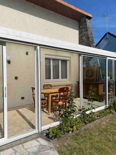 une extension d'une maison avec portes coulissantes en verre dans l'établissement Chez Fanfan à 150m de la mer, à Hauteville-sur-Mer