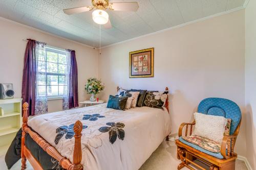 un dormitorio con una cama y una silla en Delaware Vacation Rental Walk to Lake Dardanelle!, en Delaware