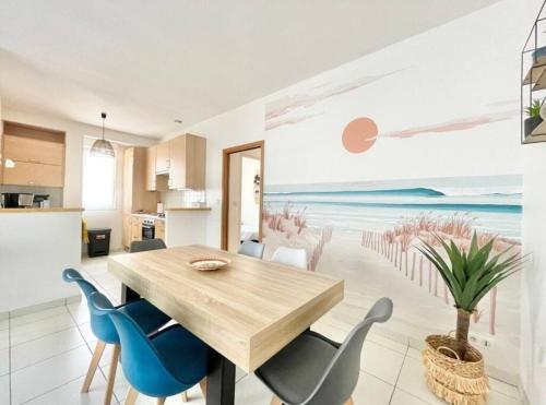 une salle à manger avec une table et des chaises en bois dans l'établissement Benodet Centre 200m de la plage, à Bénodet