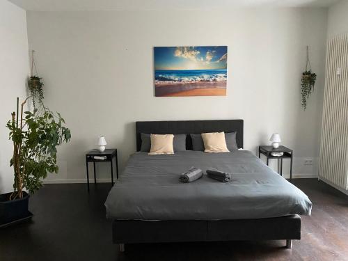 ein Schlafzimmer mit einem Bett mit zwei Schuhen drauf in der Unterkunft SYMBIOSE-Ferienwohnung in München