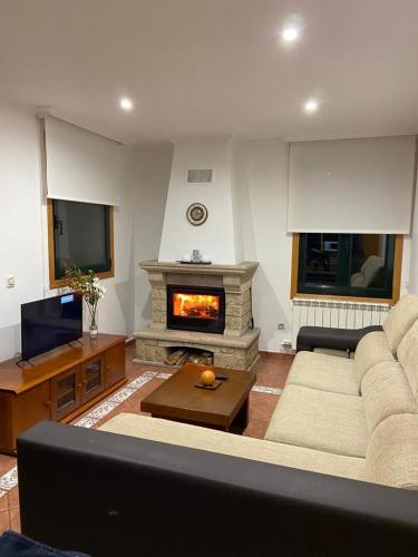 ビーゴにあるPreciosa Casa en Bembriveのソファと暖炉のあるリビングルーム