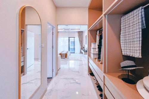 a hallway with a mirror and a dressing room at Hidden Hill Pool Villa 4BR 15 Mins Jomtien Beach in Ban Huai Yai