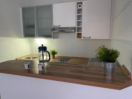 eine Küche mit einer Holztreppe und einem Mixer in der Unterkunft SYMBIOSE-Ferienwohnung in München