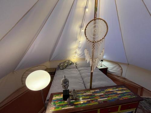 Una habitación con cama en una tienda en Glamping am Malerweg, en Lohmen