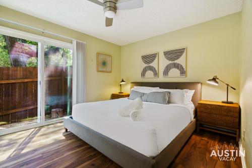 Postel nebo postele na pokoji v ubytování Spacious ATX Apt with Private Deck and All Essentials