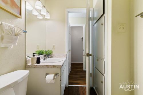 Koupelna v ubytování Spacious ATX Apt with Private Deck and All Essentials