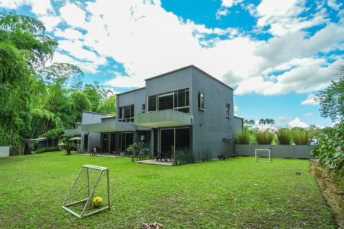a house with a yard with a goal at CASA LUZ Hospedaje, Pereira , Cerritos in Pereira