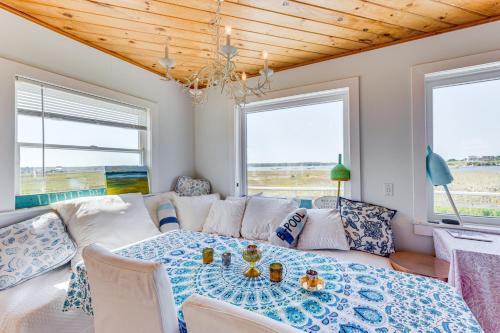 Posezení v ubytování Walk to the Beach Pet-Friendly Gem in Biddeford!