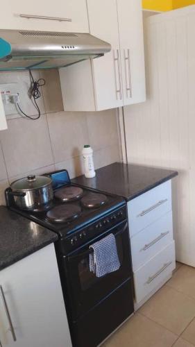 Кухня или мини-кухня в Cozy Retreat in Lusaka -Self Catering Holiday Home
