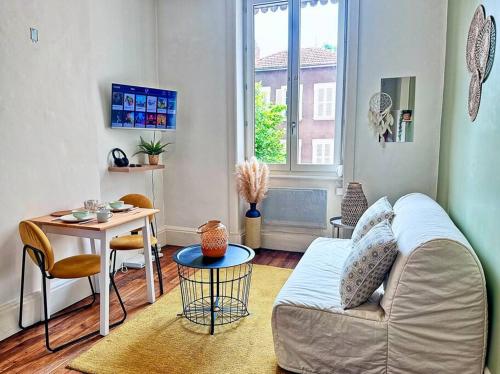 un salon avec un canapé et une table dans l'établissement Studio central et confortable, à Villeurbanne