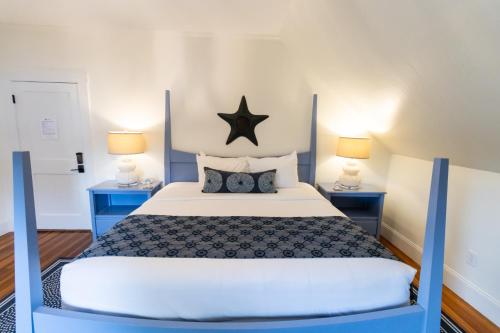 a blue and white bed in a room with two lamps at Paws on Pelham in Newport