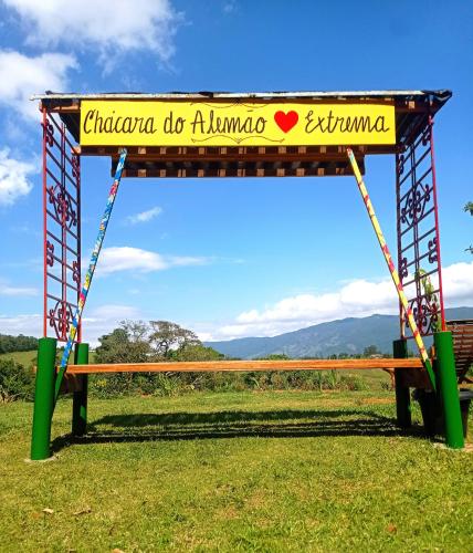 a park bench with a sign that reads chocota do a lamaento at Casa de campo 2qtos região de Extrema in Extrema