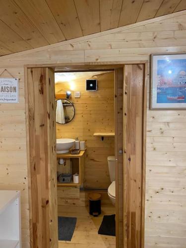 La salle de bains est pourvue d'un lavabo et de toilettes. dans l'établissement cabane, à Saint-Vincent-de-Paul