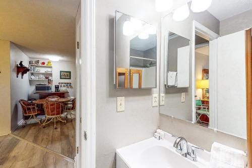 bagno con lavandino, specchio e tavolo di Skyleaf E4 a Sugar Mountain