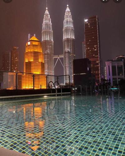 una piscina en la azotea de un edificio con vistas al perfil urbano en Skyhomes KLCC New, en Kuala Lumpur