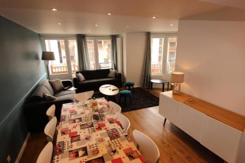 un salon avec une table et un canapé dans l'établissement Résidence Hauts De Chaviere - VAL THORENS SPACIEUX 4 PIECES 8 PERSONNES PROCHE DE TOUT MAE-7445, à Val Thorens