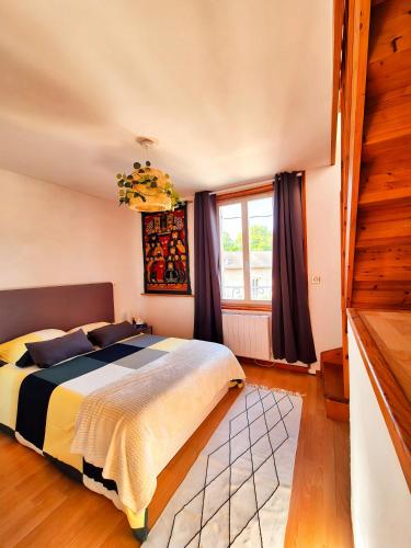 une chambre avec un lit et une fenêtre dans l'établissement Chantilly Garden, à Gouvieux