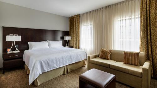 Postel nebo postele na pokoji v ubytování Staybridge Suites Chihuahua by IHG