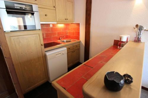 Il comprend une petite cuisine avec un évier et un comptoir. dans l'établissement Résidence Beau Soleil - CHALET BEAUSOLEIL APPARTEMENT 6 PERS 50M² JOLIE VUE MAE-7454, à Val Thorens