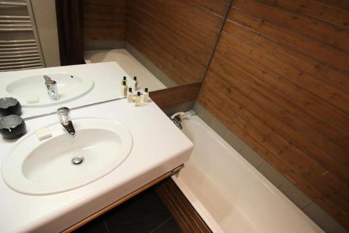 une salle de bain avec un lavabo et une baignoire dans l'établissement Résidence Beau Soleil - CHALET BEAUSOLEIL APPARTEMENT 6 PERS 50M² JOLIE VUE MAE-7454, à Val Thorens