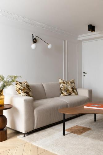 un salon avec un canapé et une table dans l'établissement HIGHSTAY - Luxury Serviced Apartments - Saint-Honoré, à Paris