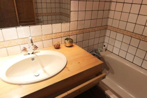 une salle de bain avec un lavabo et une baignoire dans l'établissement Résidence Eterlous - ETERLOUS APPARTEMENT 35M² 6P BELLE VUE CENTRE STATION 59, à Val Thorens