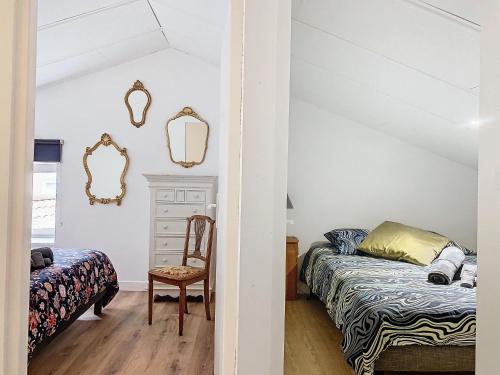 une chambre avec un lit et une chaise dans une pièce dans l'établissement La Terrasse - Charmante Maison, à Cholet