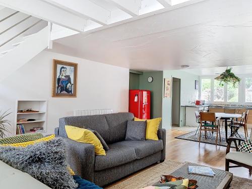 un salon avec un canapé et une table dans l'établissement La Terrasse - Charmante Maison, à Cholet