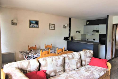 un salon avec un canapé et une cuisine dans l'établissement Résidence Beau Soleil - CHALET BEAUSOLEIL APPARTEMENT 6 PERS 50M² JOLIE VUE MAE-7513, à Val Thorens