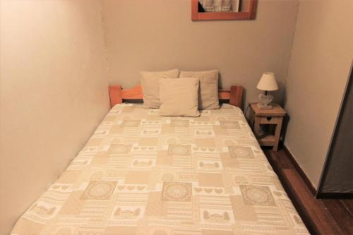 - un grand lit dans une chambre avec un lit sidx sidx dans l'établissement Résidence Beau Soleil - CHALET BEAUSOLEIL APPARTEMENT 6 PERS 50M² JOLIE VUE MAE-7513, à Val Thorens