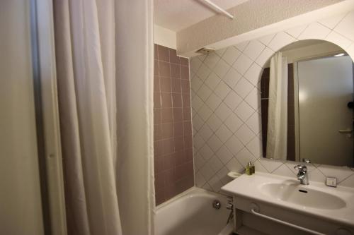 une salle de bain avec un lavabo, une baignoire et un miroir dans l'établissement Résidence Silveralp - VAL THORENS APPARTEMENT 5 PERSONNES PARFAIT POUR FAMILLE MAE-7527, à Val Thorens