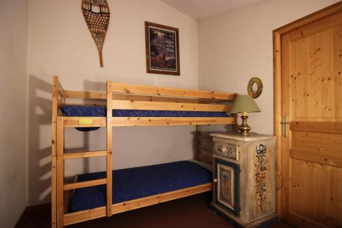 une chambre avec deux lits superposés et une échelle dans l'établissement Résidence Silveralp - VAL THORENS APPARTEMENT 5 PERSONNES PARFAIT POUR FAMILLE MAE-7527, à Val Thorens