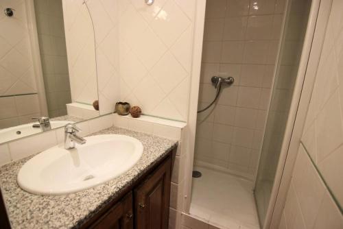 une salle de bain avec un lavabo et une douche dans l'établissement Résidence Neves - VAL THORENS AGREABLE 2 PIECES POUR 5 PERSONNES AU COEUR QUARTIER ANIME DE LA STATION MAE-7528, à Val Thorens