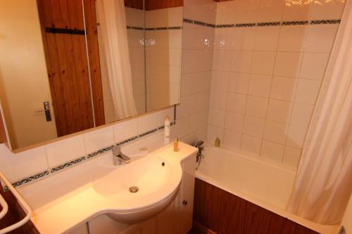 une salle de bain avec une baignoire, un lavabo et un miroir dans l'établissement Résidence Lac Du Lou - VAL THORENS 2 PIECES POUR 5 PERSONNES CENTRAL ET PIED DE PISTES MAE-7537, à Val Thorens