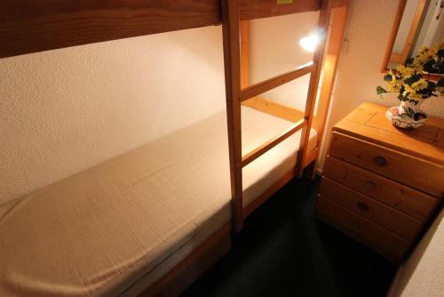 - une petite chambre avec des lits superposés et une commode dans l'établissement Résidence Roche Blanche - VAL THORENS STUDIO CABINE 4 PERSONNES CENTRAL MAE-7560, à Val Thorens