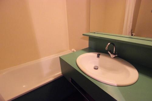 une salle de bain avec un lavabo et une baignoire dans l'établissement Résidence Roche Blanche - VAL THORENS STUDIO CABINE 4 PERSONNES CENTRAL MAE-7560, à Val Thorens