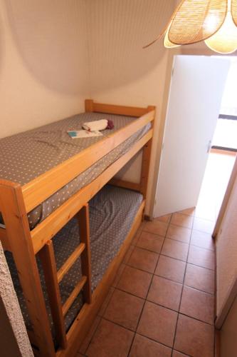 Cette chambre dispose de lits superposés. dans l'établissement Résidence Lac Du Lou - VAL THORENS STUDIO 4 PERSONNES AVEC BELLE VUE ET ACCES DIRECT AUX PISTES MAE-7557, à Val Thorens