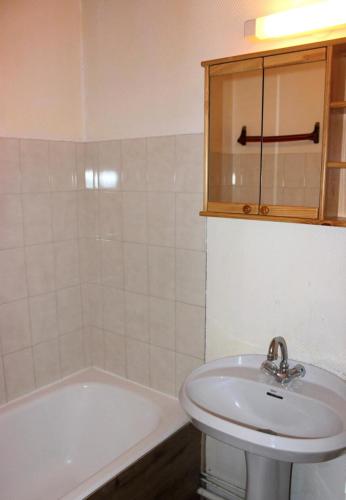 une salle de bain avec un lavabo et une baignoire dans l'établissement Résidence Lac Du Lou - VAL THORENS STUDIO 4 PERSONNES AVEC BELLE VUE ET ACCES DIRECT AUX PISTES MAE-7557, à Val Thorens
