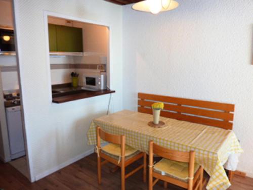 Il dispose d'une cuisine et d'une table à manger avec 2 chaises. dans l'établissement Résidence Serac - 2 PIECES CABINE POUR 4 PERSONNES EXPOSE SUD AU SEIN DU QUARTIER SLALOM MAE-7577, à Val Thorens