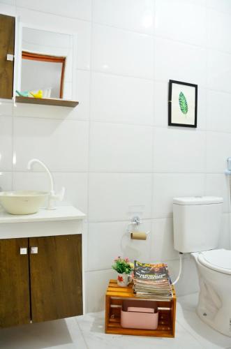 a bathroom with a toilet and a sink at Sítio recanto do Saltinho Santa teresa -ES in Santa Teresa